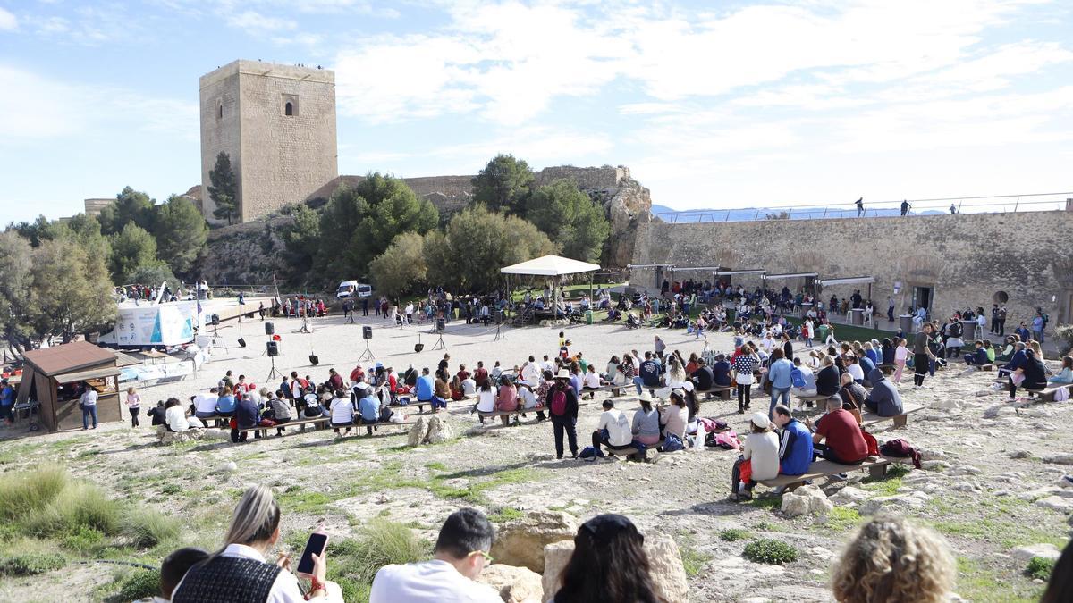 El patio de armas, a rebosar durante la jornada festiva.