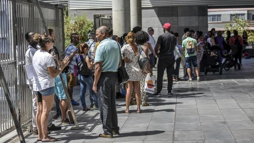 Colas en el edificio de Usos Múltiples para solicitar las ayudas al alquiler.