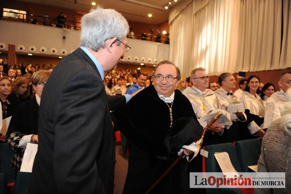 Rosamaría Alberdi, primera enfermera doctora honoris causa de España por la UMU