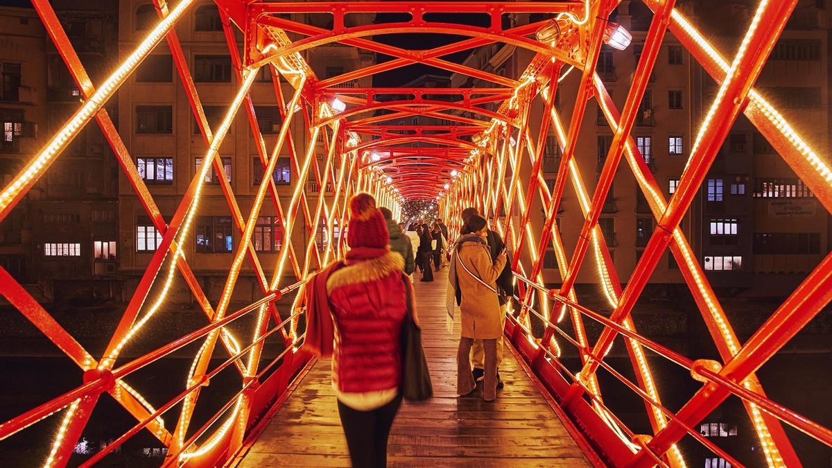 Una imatge del pont d'Eiffel il·luminat.