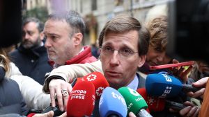 El alcalde de Madrid, José Luis Martínez-Almeida, y el concejal del distrito Centro, Carlos Segura, durante el Besapiés de la imagen del Cristo de Medinaceli, en la Basílica de Jesús de Medinaceli, a 7 de marzo de 2025, en Madrid (España).