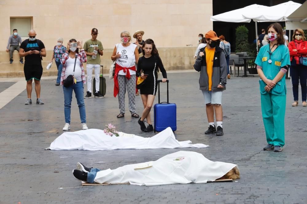 Las 'victimas' de la crisis climática, exhibidas en Murcia