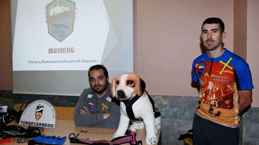 Gonzalo Ibaseta, sentado, y Sergio Escribano, ayer, en el Torrecerredo.