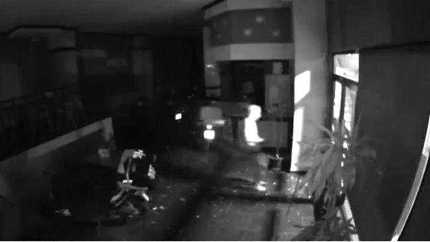 Dos ladrones, 'cazados' por las cámaras cuando robaban en una pizzería de Vigo