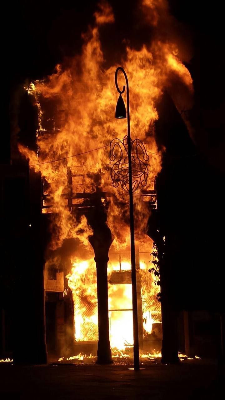 Voraz  incendio en el casco histórico de Pontevedra