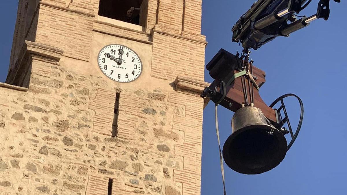 La campana de Torás es devuelta a su lugar.