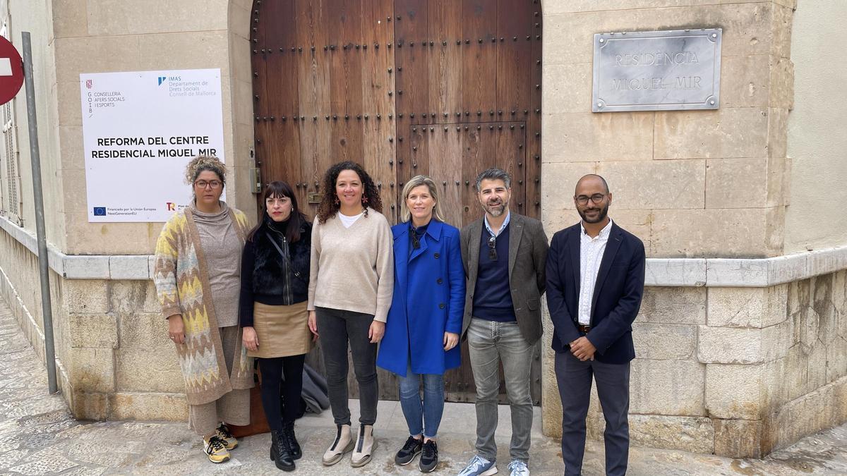 Miembros del PSOE insular y el 'inquer', este viernes en la entrada de la residencia Miquel Mir.