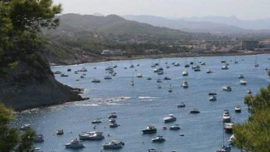 Embarcaciones fondeadas el pasado verano en la cala Sardinera.