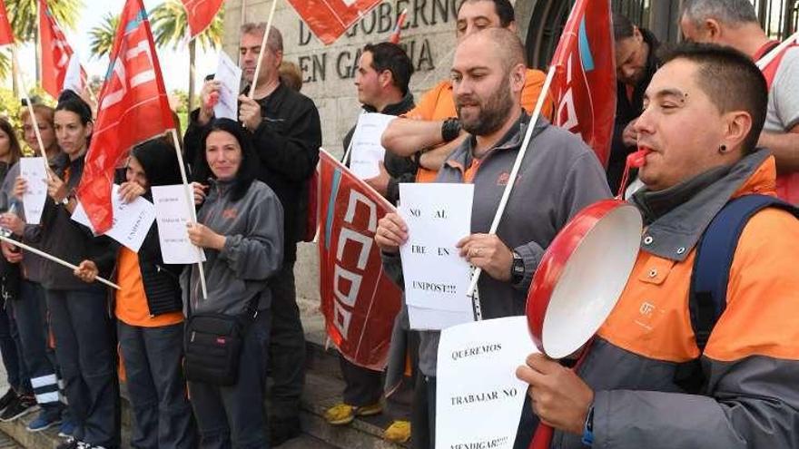 Trabajadores coruñeses de Unipost protestan contra el despido colectivo