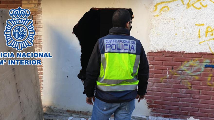 La Policía destapa una plantación de marihuana en un edificio abandonado y tapiado en Alicante