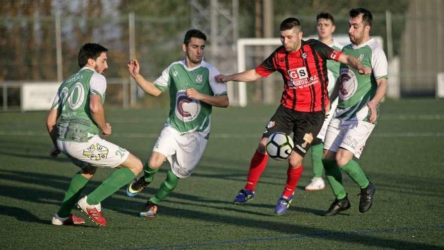 El jugador del Vea Dani controla el balón rodeado de jugadores del Guimarei. // Bernabé/Cris M.V.