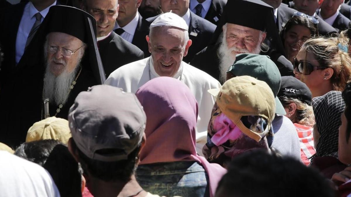 El Papa con los refugiados, flanqueado por el patriarca ortodoxo y el arzobispo de Atenas.