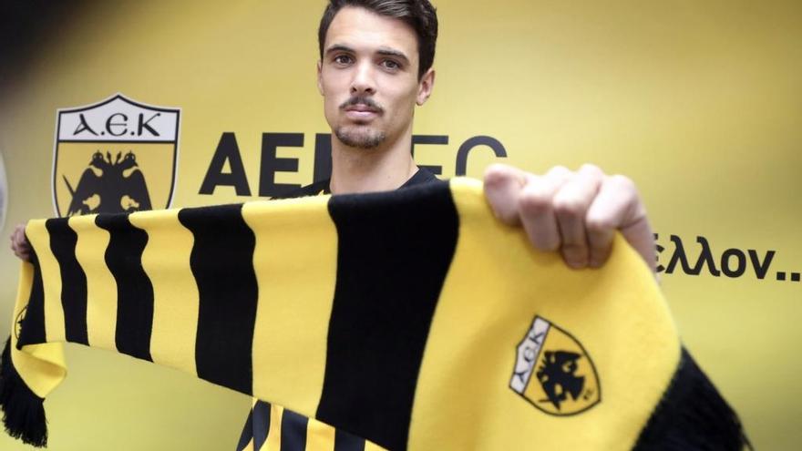 Erik Morán, el día de su presentación con el AEK.