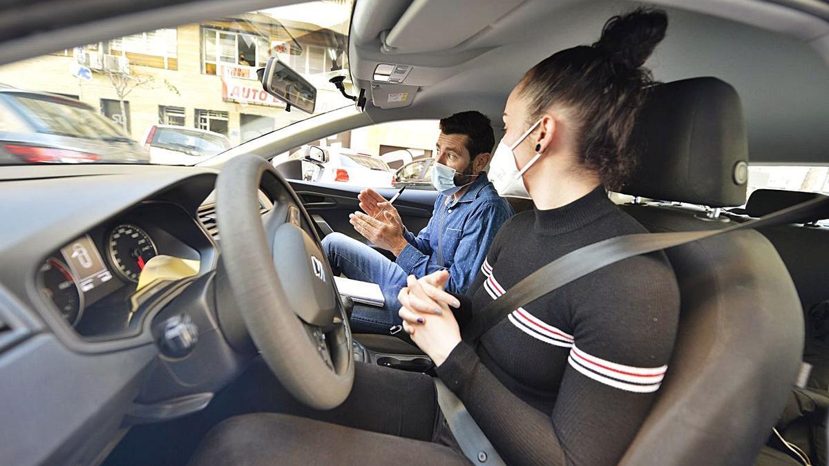 Un profesor y una alumna, en un momento de una clase en Elche. | MATÍAS SEGARRA