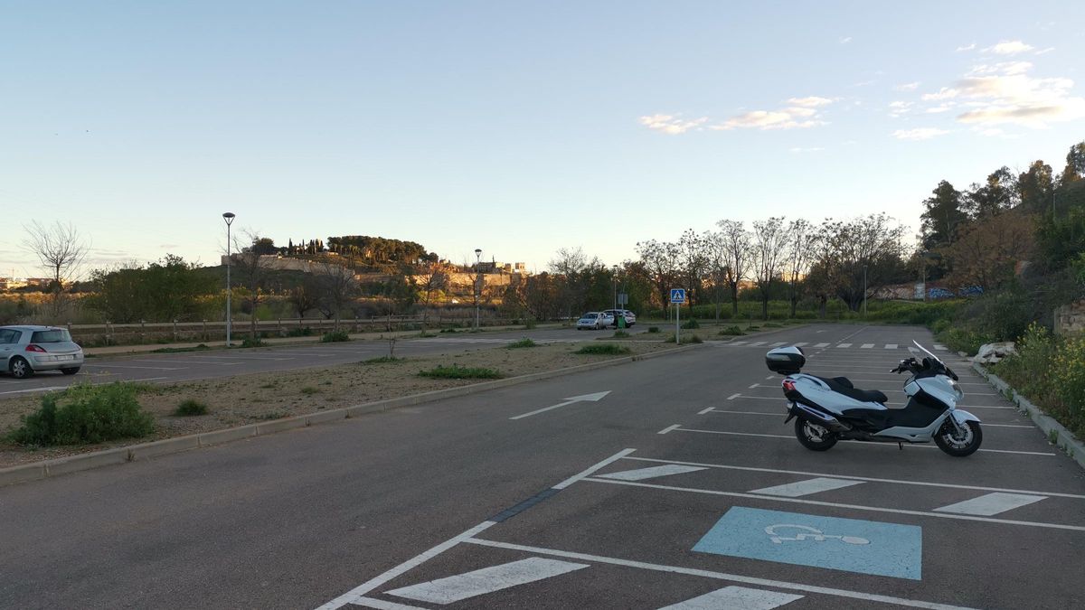 Zona de aparcamientos situada junto al canal de los Ayala.