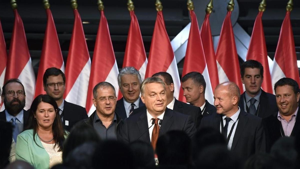 Orbán (centro) pronuncia un discurso en un acto de su partido en el Balna Budapest Cultural Center, en Budapest, tras el referéndum.