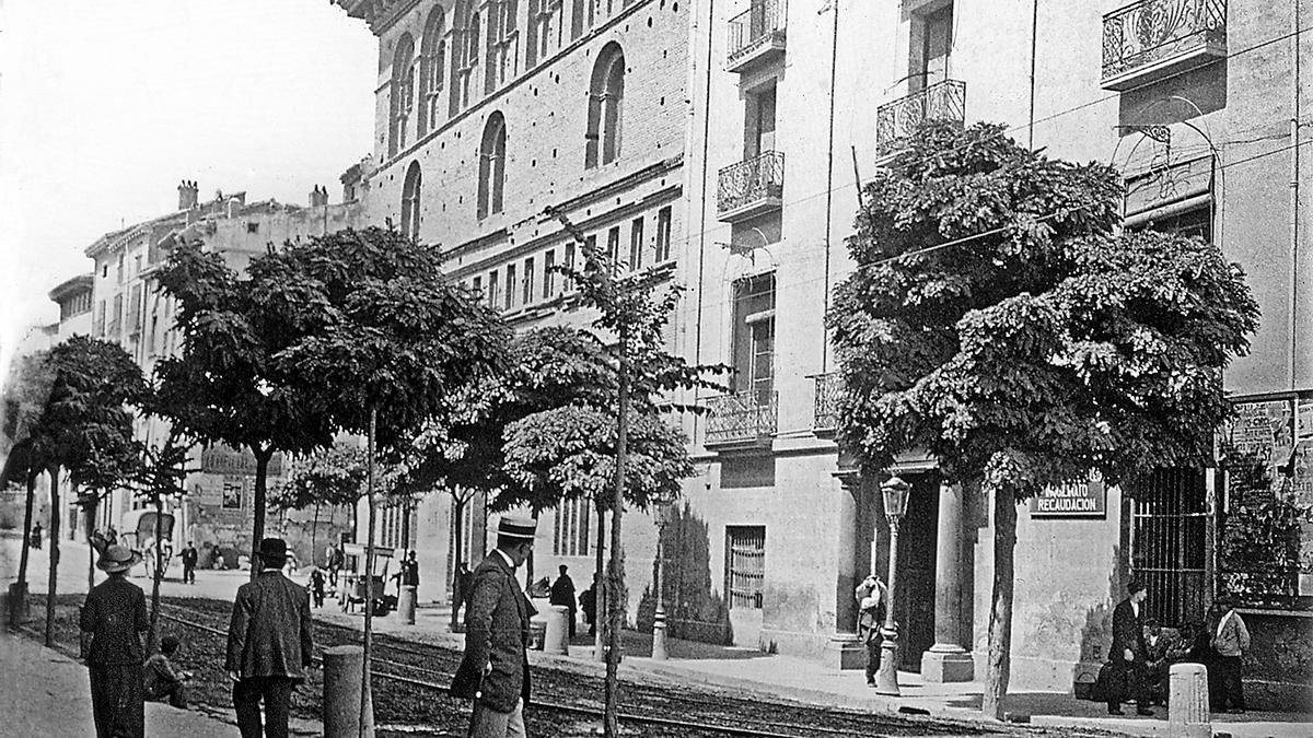Casa Lonja y Casa Consistorial en la calle de Fernando el Católico. En febrero de 1912 el arquitecto municipal Fernando Yarza Echenique dictaminó la ruina inminente e irremisible de este edificio, que amenazaba con desplomarse en 1913