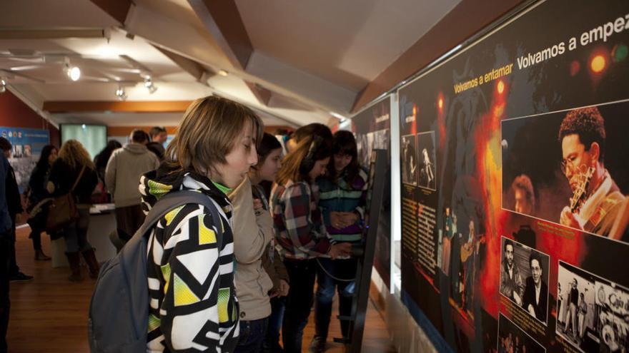 Jóvenes visitando la exposición de &quot;Nuberu&quot;, que se presenta en la Feria de Muestras.