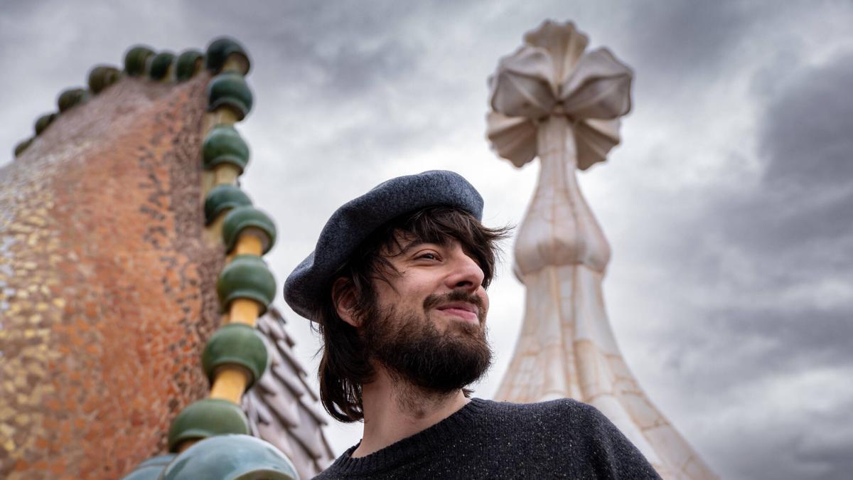David Uclés posa en la Casa Batlló antes de la entrevista