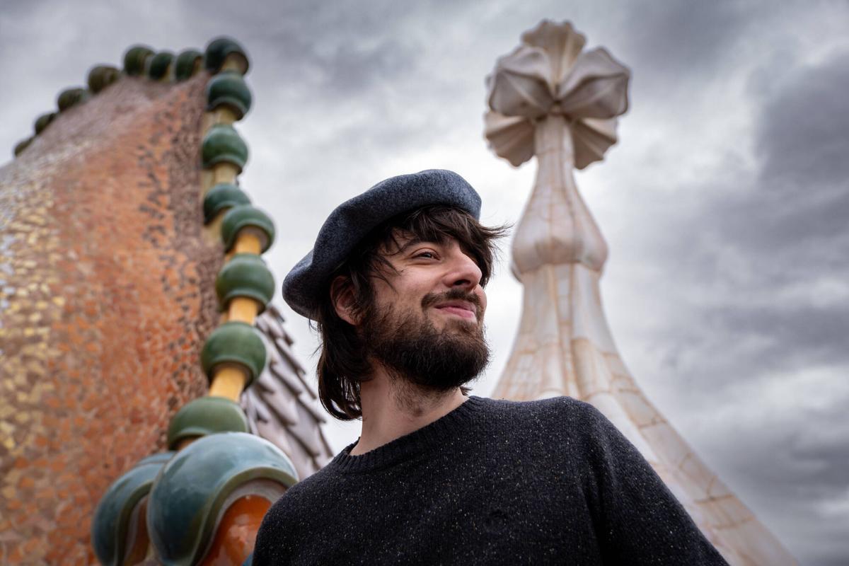 David Uclés posa en la Casa Batlló antes de la entrevista