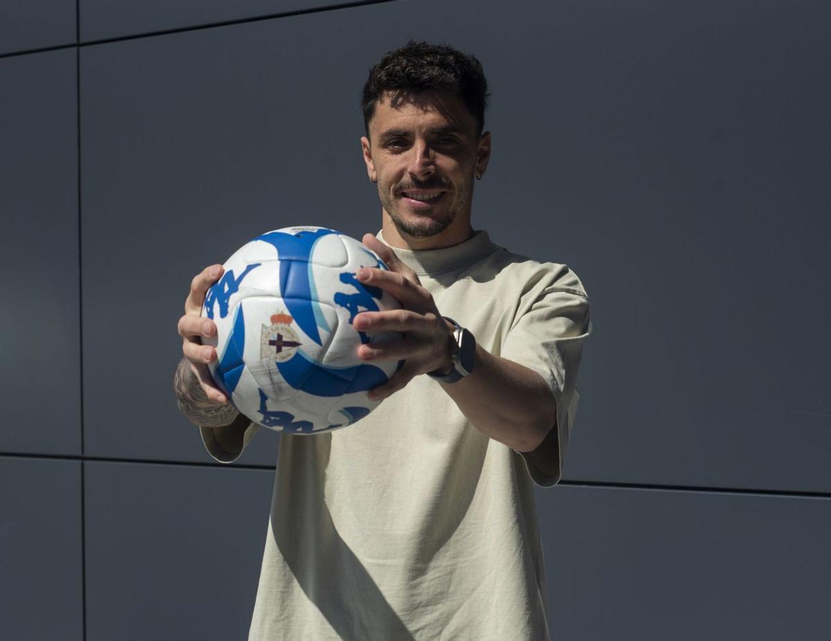 Ximo Navarro posa con un balón en la ciudad deportiva de Abegondo. | Casteleiro / Roller Agencia