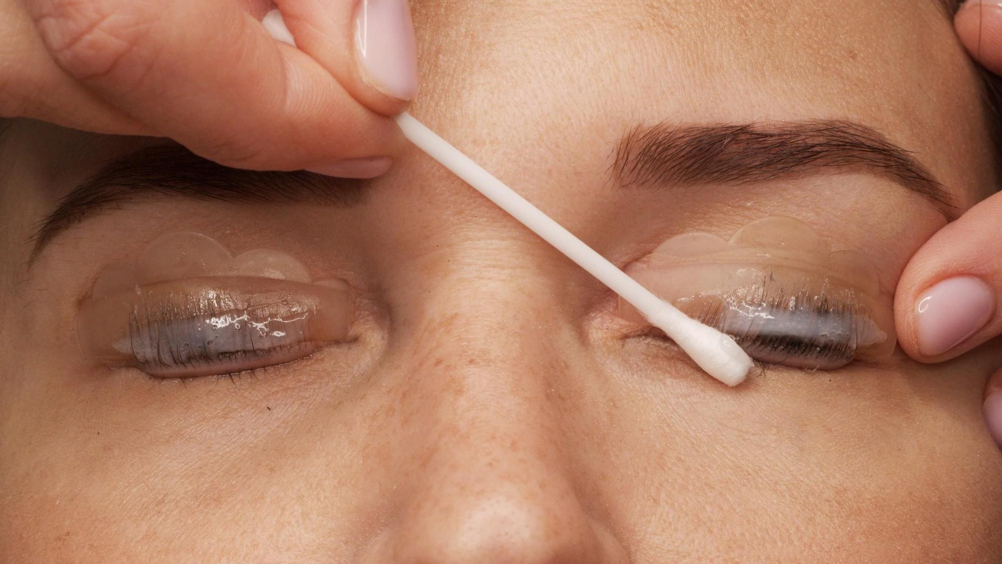 Ponerse vaselina en las pestañas
