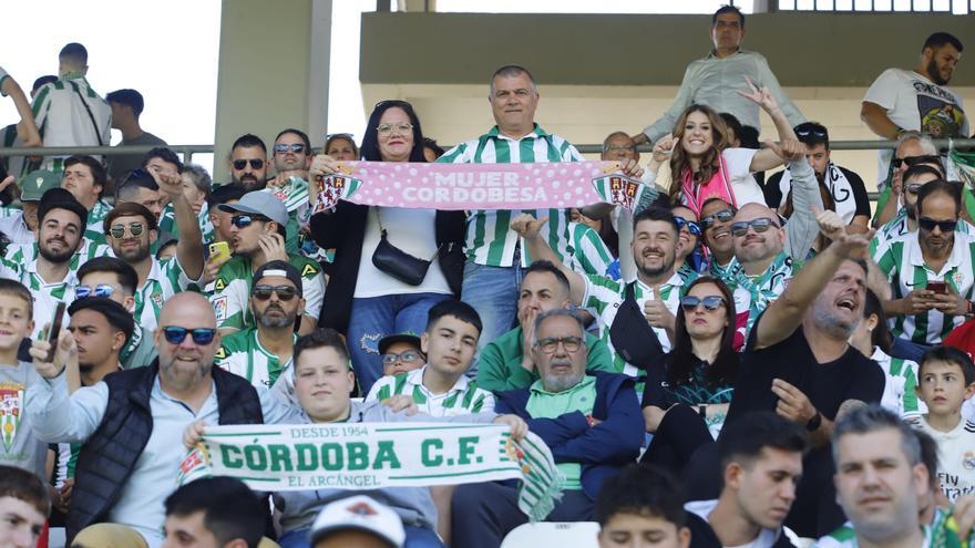 Córdoba CF-Málaga: las imágenes de la afición blanquiverde en El Arcángel