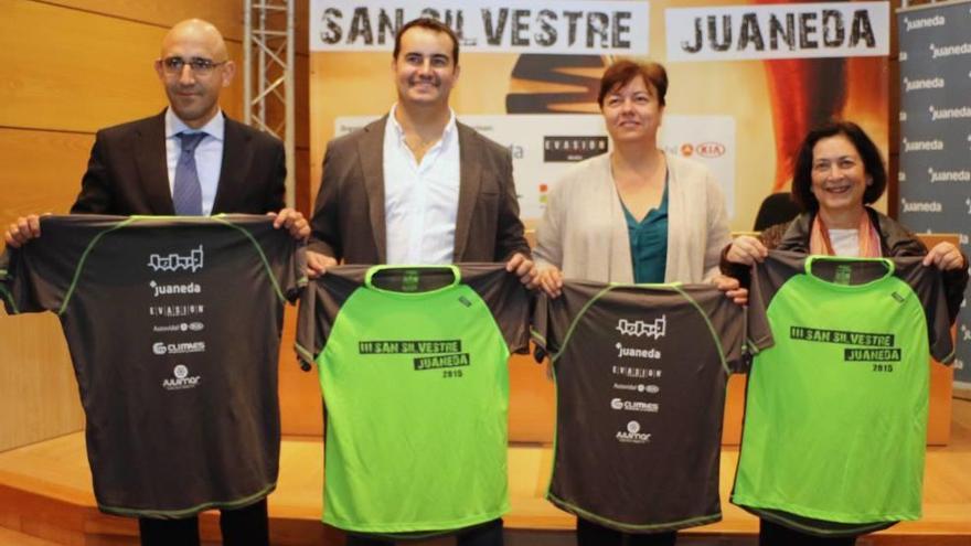 Organizadores y patrocinadores de la San Silvestre Juaneda, ayer en la presentación.