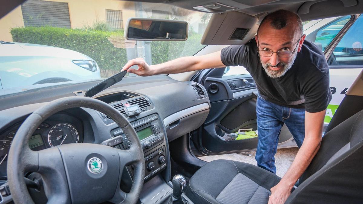 Manuel Cordón enseña los destrozos que ocasionaron en su vehículo al robarle