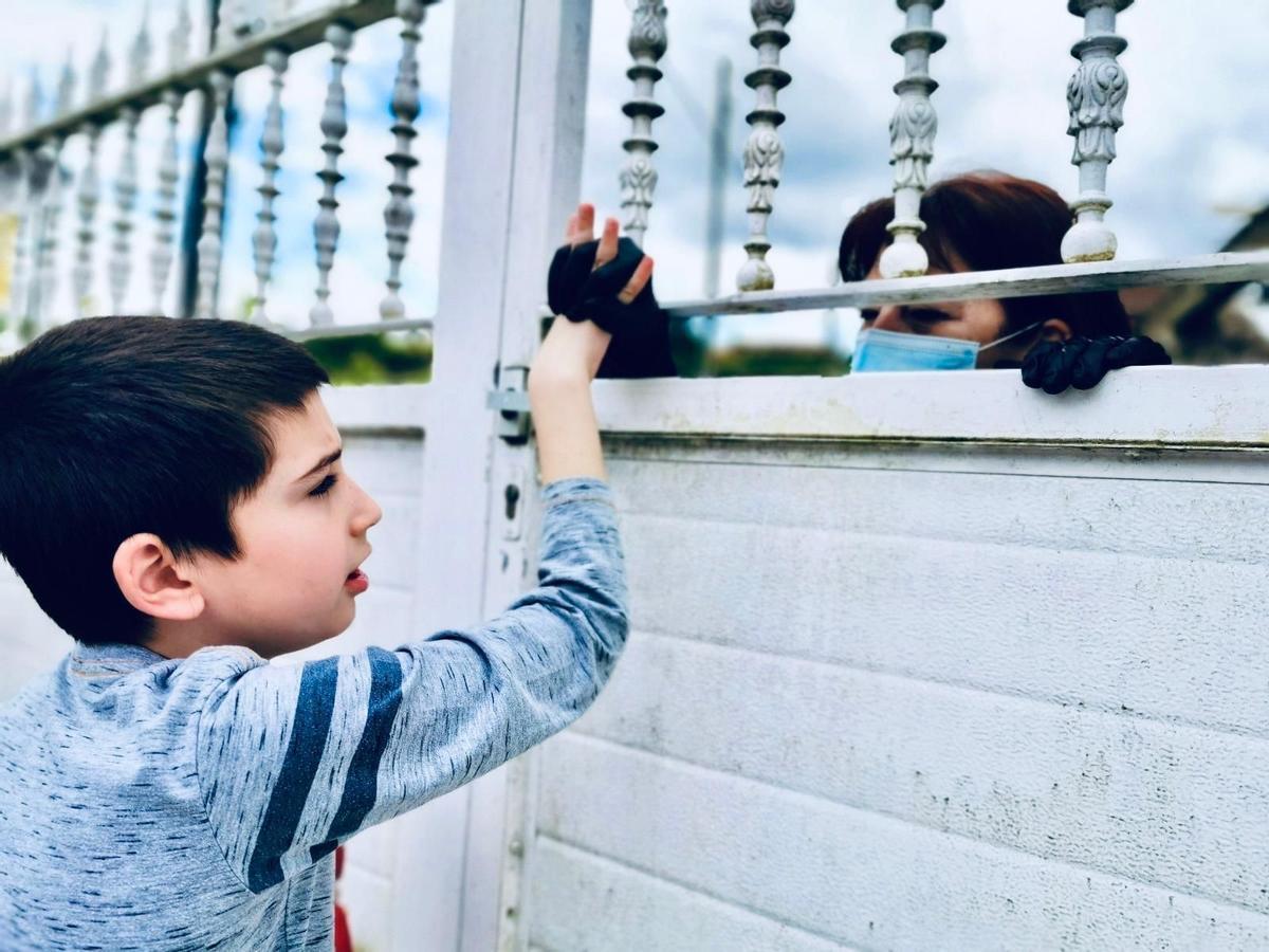 Héctor y su abuela durante el confinamiento.