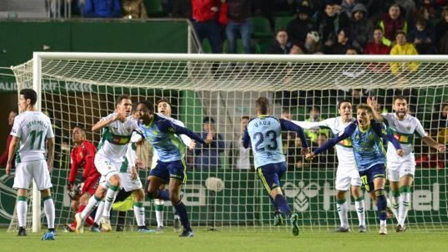 Los jugadores del Elche se lamentan tras el gol del Almería.