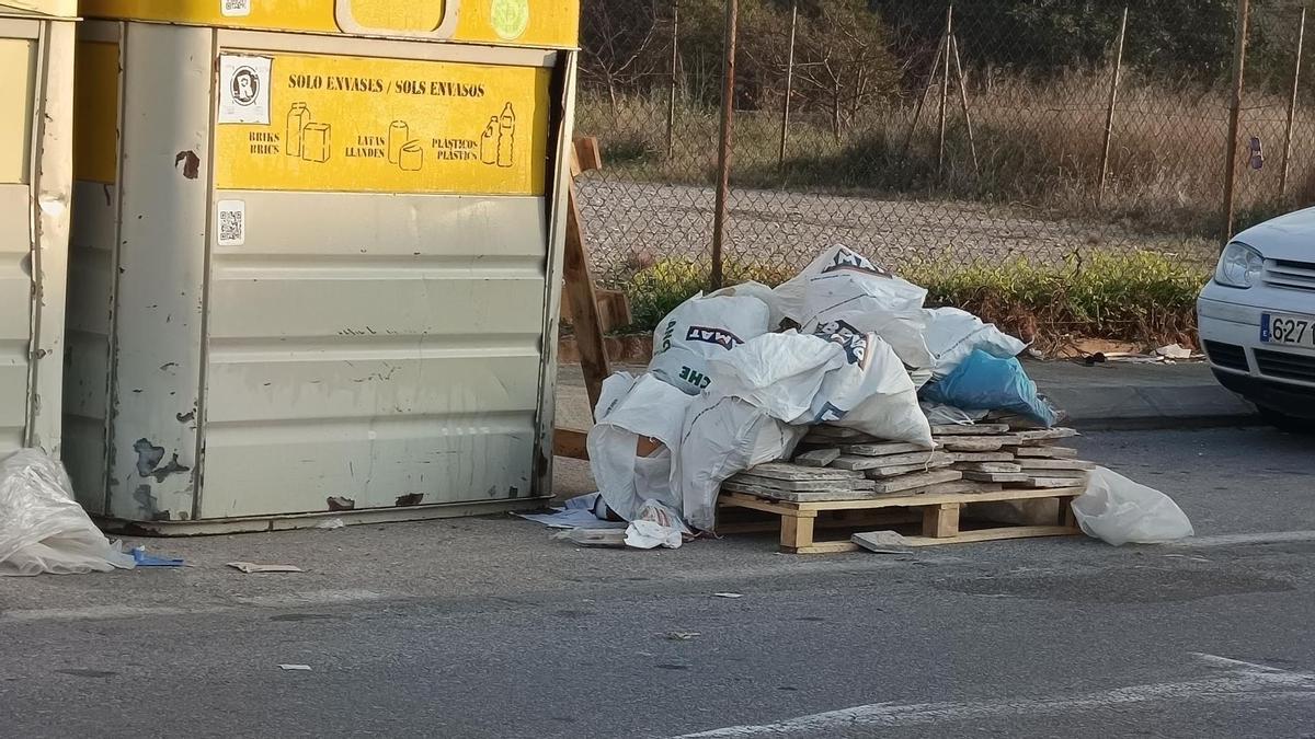 Empresarios del poligono la Plana de Almassora denuncian deficiencias y suciedad: las imágenes