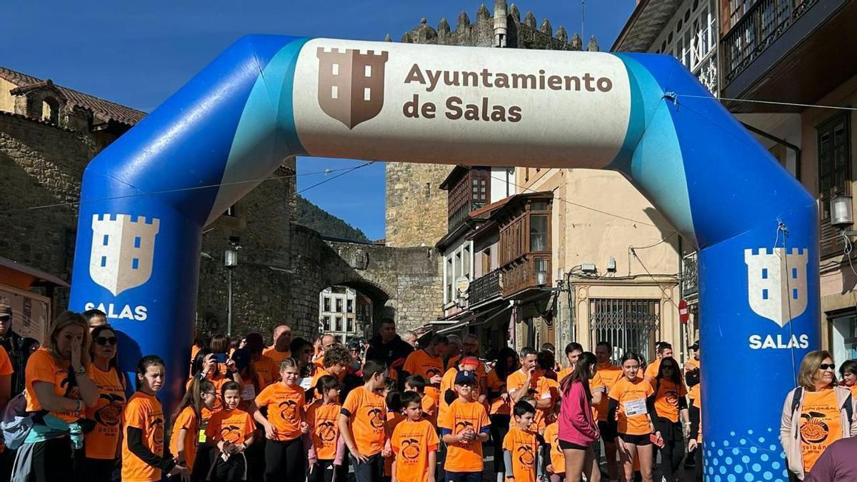 VÍDEO: La marea naranja de Salas, con 450 personas, se vuelca en la lucha contra el cáncer