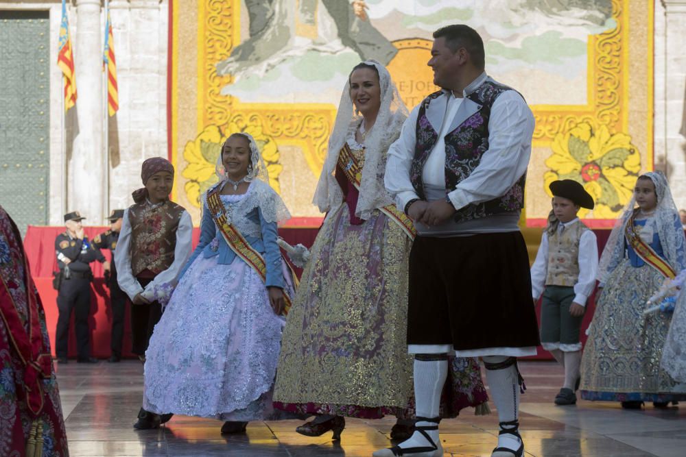 Desfile de las falleras mayores de las diferentes comisiones durante la procesión general de la Mare de Déu dels Desemparats.