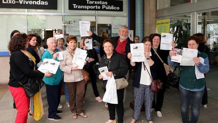 Vecinos de Chapela en el Concello de Vigo tras registrar la solicitud de la tarjeta Passvigo. // Marta G. Brea