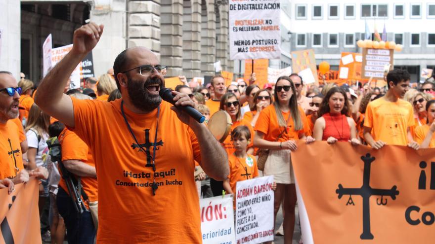 Multitudinaria marcha naranja de la concertada en Asturias para pedir &quot;igualdad&quot; con la pública: &quot;Barbón nos desprecia&quot;