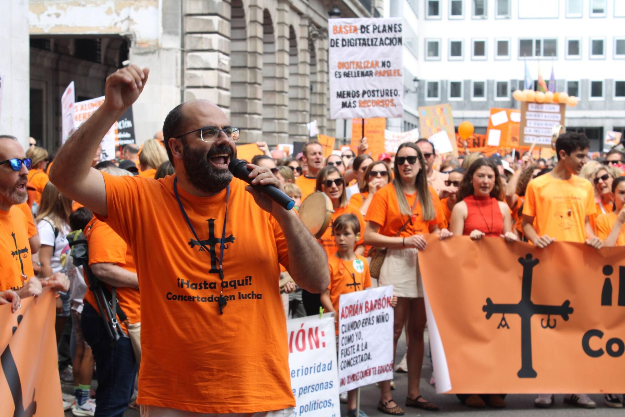 Así fue la multitudinaria marcha naranja de la concertada en Asturias
