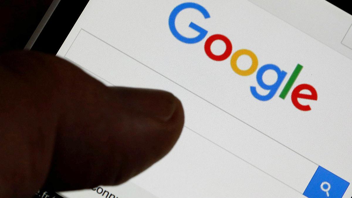 Un usuario usa el buscador de Google en su 'smartphone'.