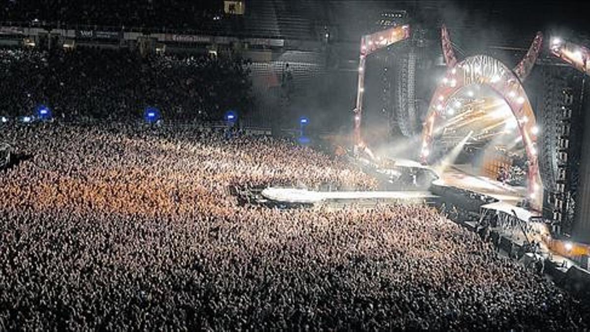 Espectacular aspecto del escenario del concierto en un Estadi Olímpic lleno hasta la bandera.