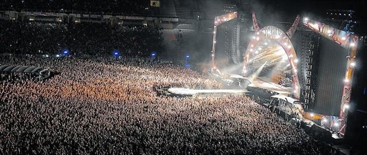 Espectacular aspecte de l’escenari del concert en un Estadi Olímpic ple de gom a gom.