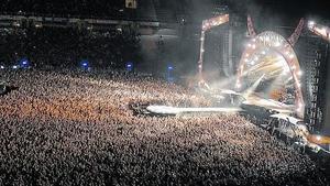 Espectacular aspecte de l’escenari del concert en un Estadi Olímpic ple de gom a gom.