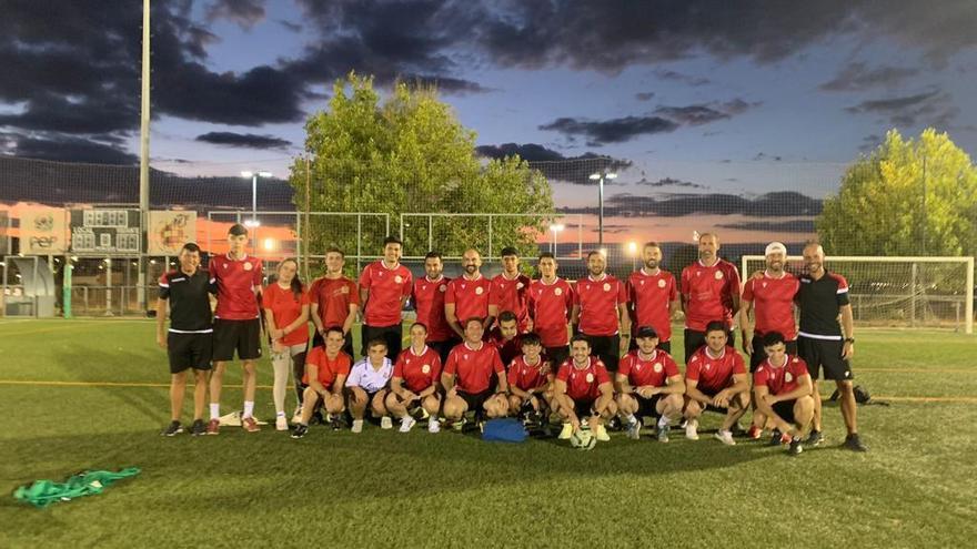 Andrés Ceballos Silva, a la izquierda del todo, con aspirantes a árbitros en Cáceres.