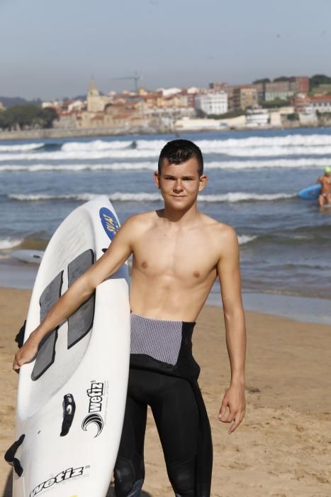 Jóvenes de salvamento en la playa