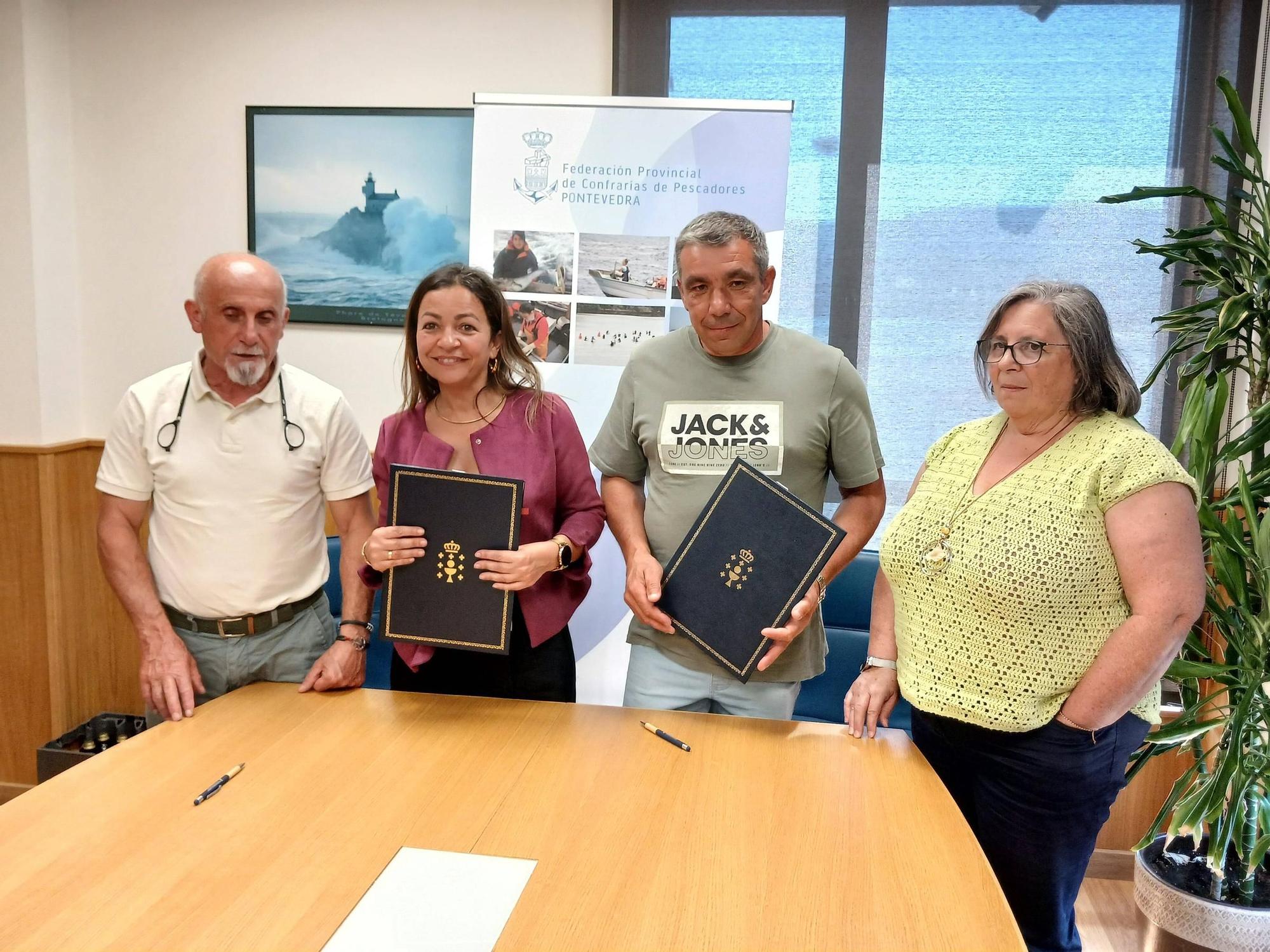 La conselleira de Mar (2ª izda.) en la firma del convenio con el presidente provincial, el patrón mayor de Moaña y la vicepatrona, en Arcade.