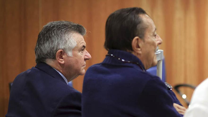 El exalcalde de Marbella Julián Muñoz (c-espaldas) y del exasesor urbanístico del ayuntamiento marbellí Juan Antonio Roca (i-de espaldas), durante la celebración del juicio en la sección primera de la Audiencia Provincial de Málaga.