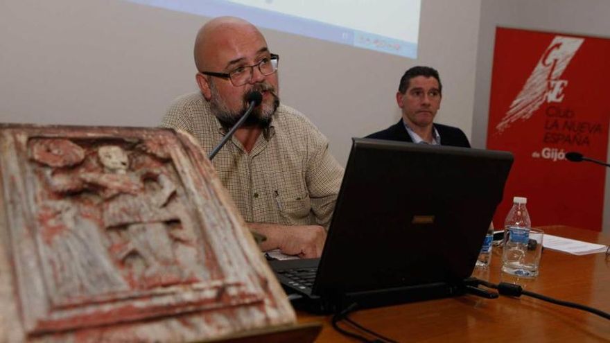 Alberto Álvarez Peña y Enrique Burguet Fuentes, con la talla de la sirena en primer término.