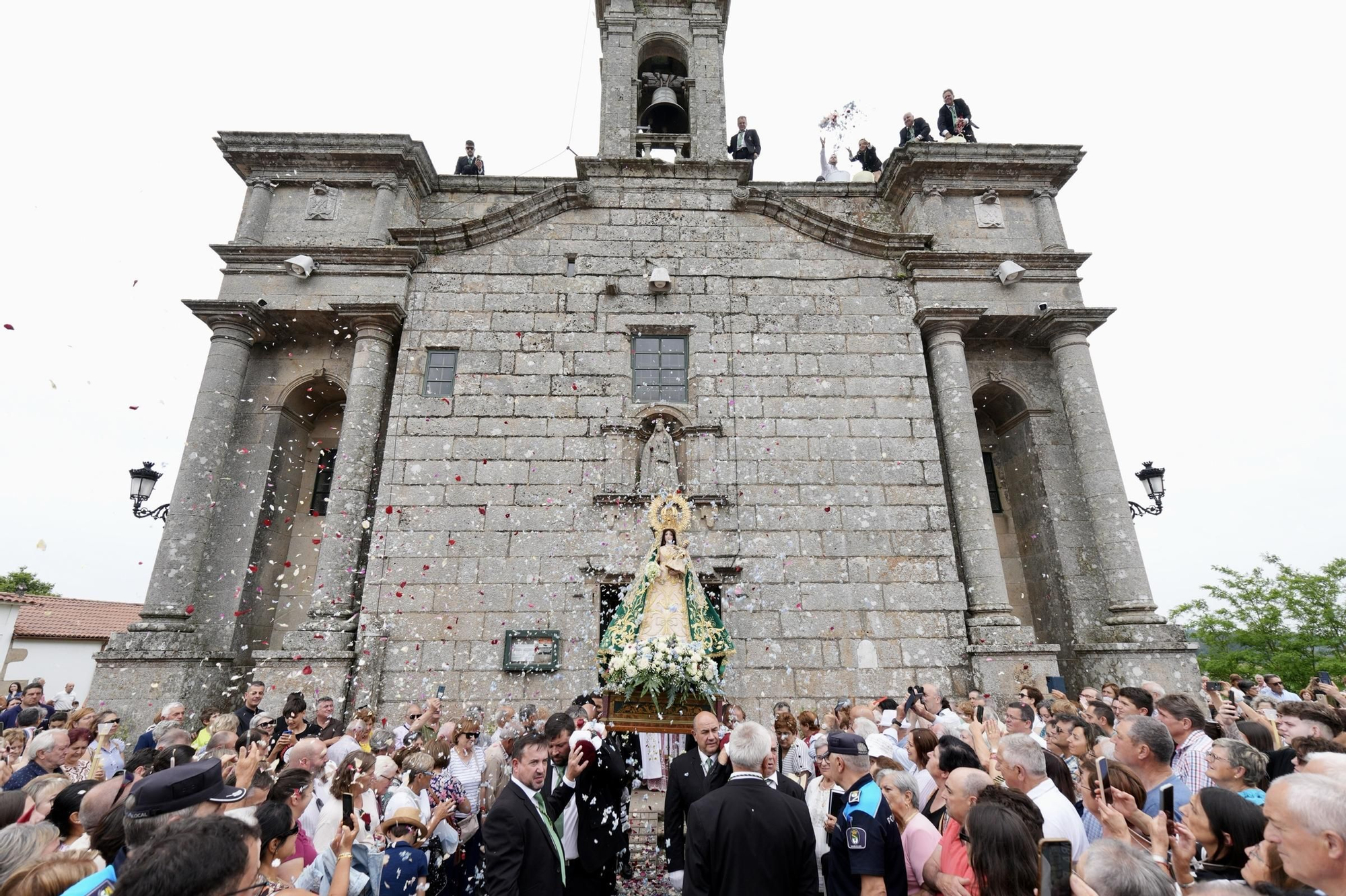 Abrazo multitudinario a la Virxe do Corpiño