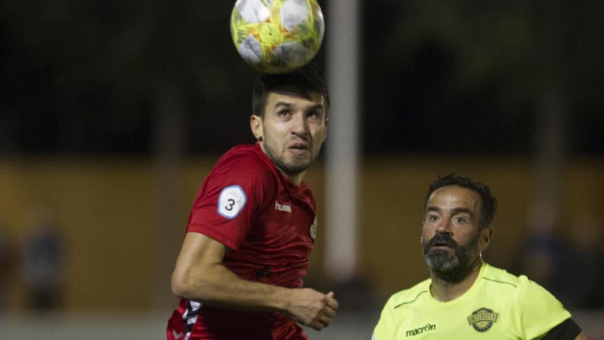 Paco Peña mira a un jugador del Jove Español en el partido del pasado sábado en San Vicente.