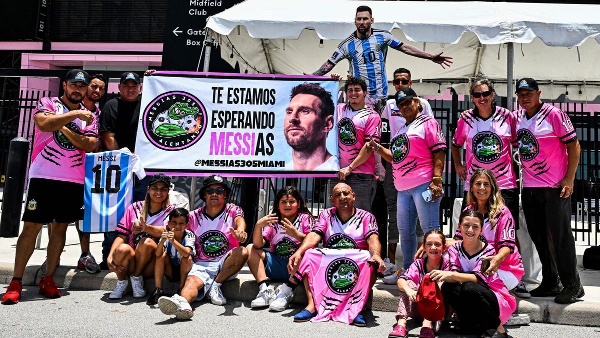 TOPSHOT-FBL-USA-MIAMI-MESSI Aficionados del Inter Miami en el estadio del equipo.