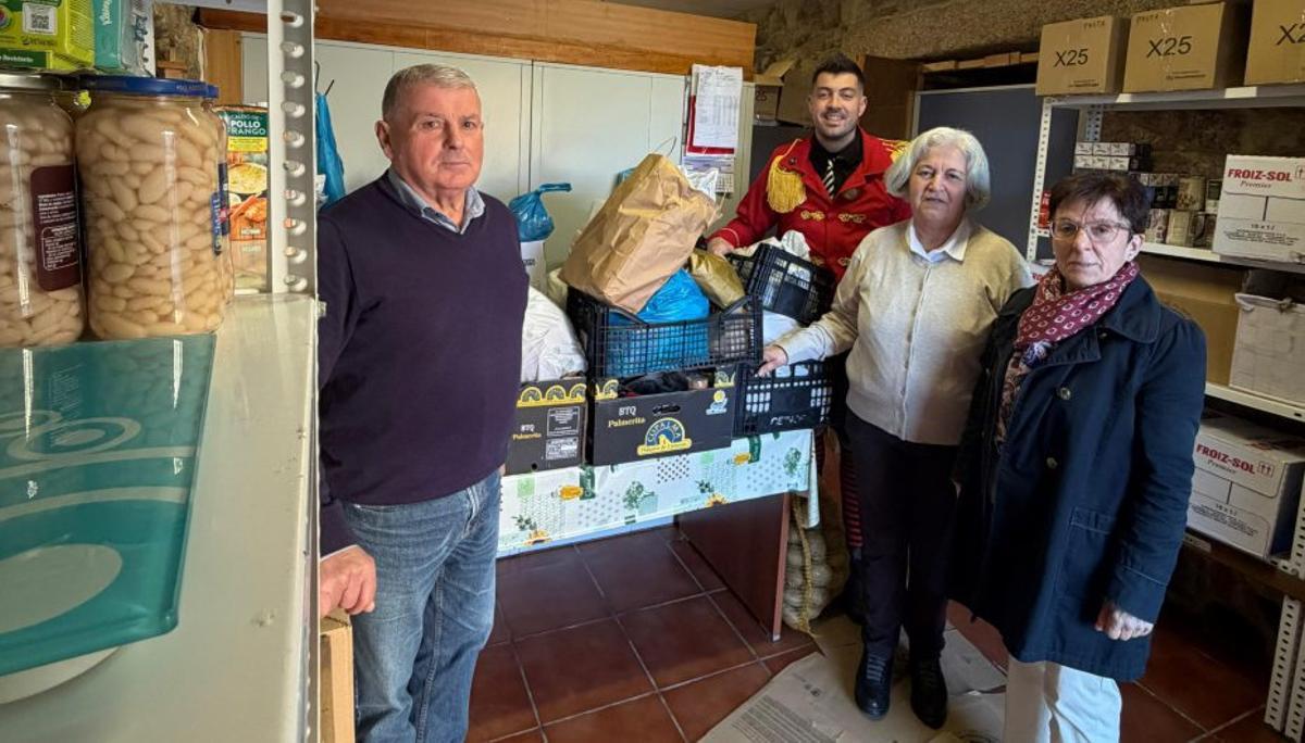 La entrega, ayer, a Cáritas San Martiño.